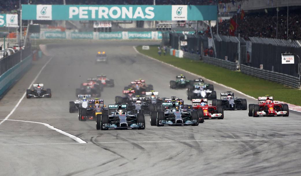 Il gruppo si sgrana, alle spalle di Hamilton sbuca Rosberg, che ha resistito a una &#39;chiusura&#39; verso il muretto di Vettel. Reuters